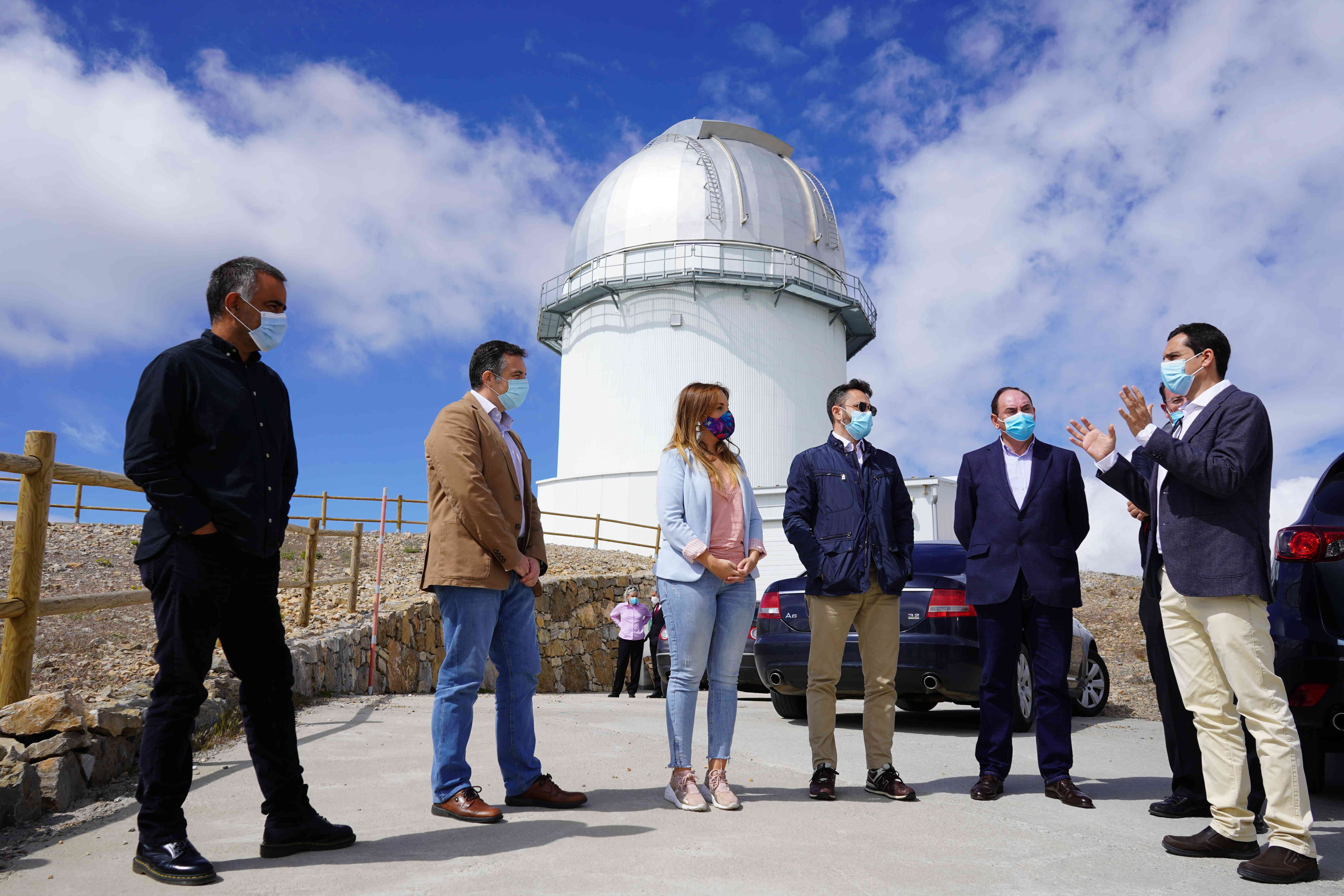 Fotografía tomada durante la visita de la Consejera en el exterior del Observatorio Astrofísico de Javalambre. Fotografía tomada durante la visita de la Consejera en el exterior del Observatorio Astrofísico de Javalambre.