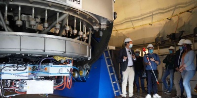 Visit of the Minister of Science of the Government of Aragon to the JST / T250 telescope with the JPCam camera already installed.  Visit of the Minister of Science of the Government of Aragon to the JST / T250 telescope with the JPCam camera already installed.