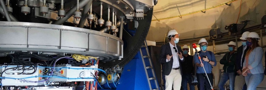 Visit of the Minister of Science of the Government of Aragon to the JST / T250 telescope with the JPCam camera already installed.  Visit of the Minister of Science of the Government of Aragon to the JST / T250 telescope with the JPCam camera already installed.